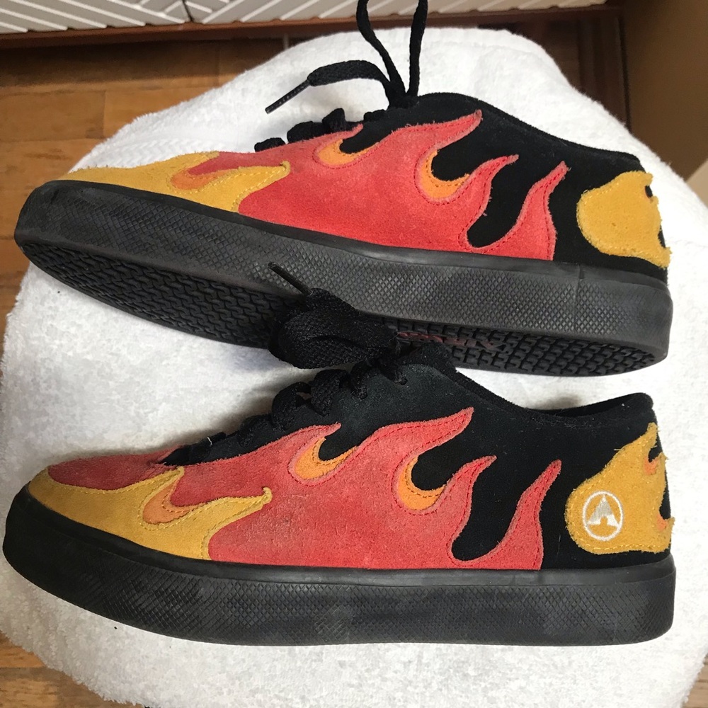Flame Shoes Airwalk leather boys size 6.5- eur 39